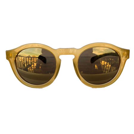 oculos-redondo-amarelo-lente-dourada